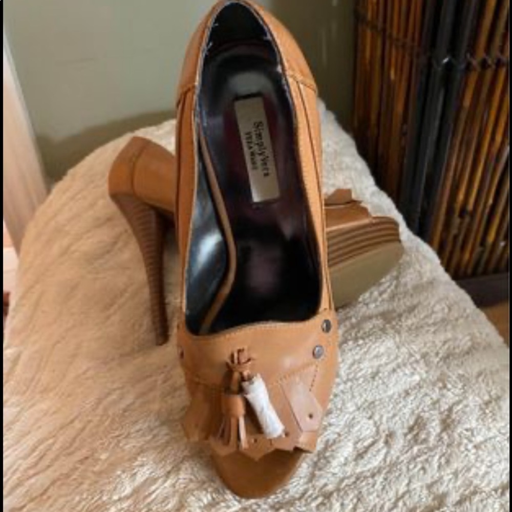 High heel pump peep toe shoe